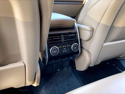 Used 2025 Land Rover Range Rover SE AWD/4WD image 38
