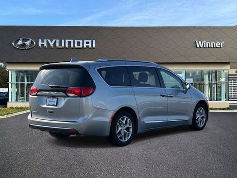 Used 2019 Chrysler Pacifica Limited image 3