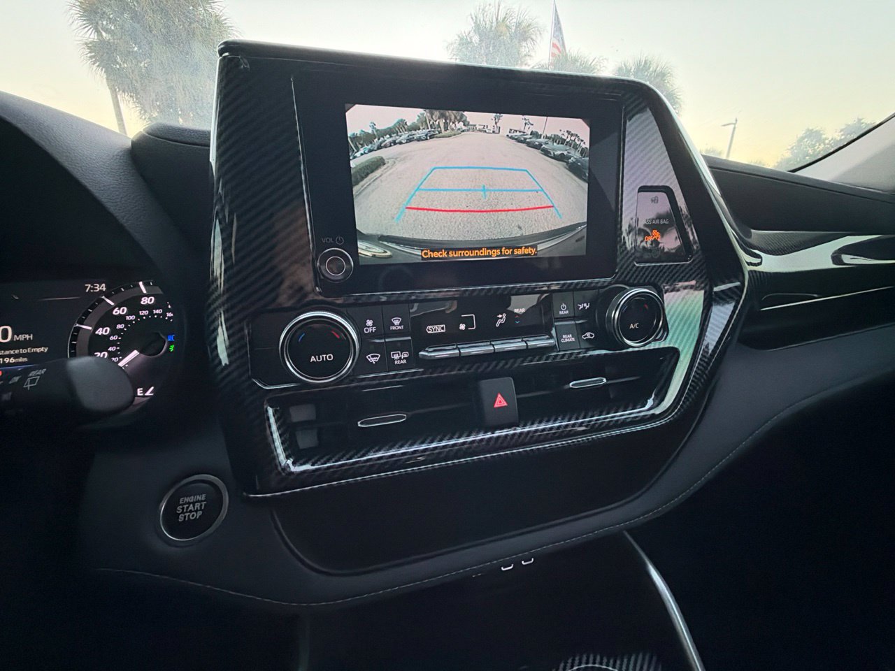 Used 2025 Toyota Highlander LE FWD image 10