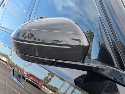 Used 2025 BMW 760i xDrive w/ Executive Package image 12