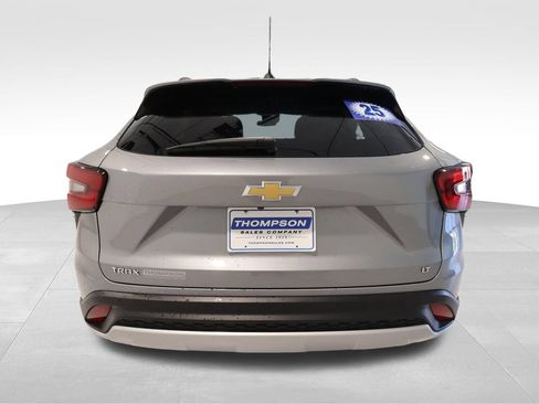 Used 2025 Chevrolet Trax LT FWD image 3