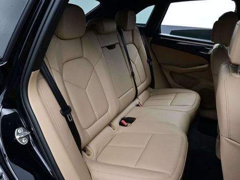 Certified 2025 Porsche Macan AWD/4WD image 16