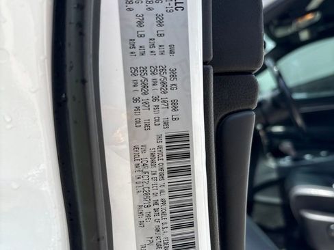 Used 2020 Jeep Grand Cherokee Overland AWD/4WD image 23