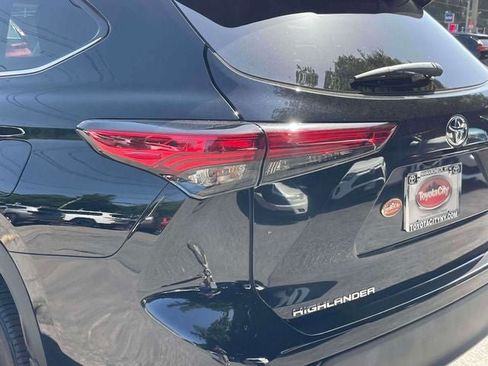 Used 2023 Toyota Highlander XLE AWD/4WD image 12
