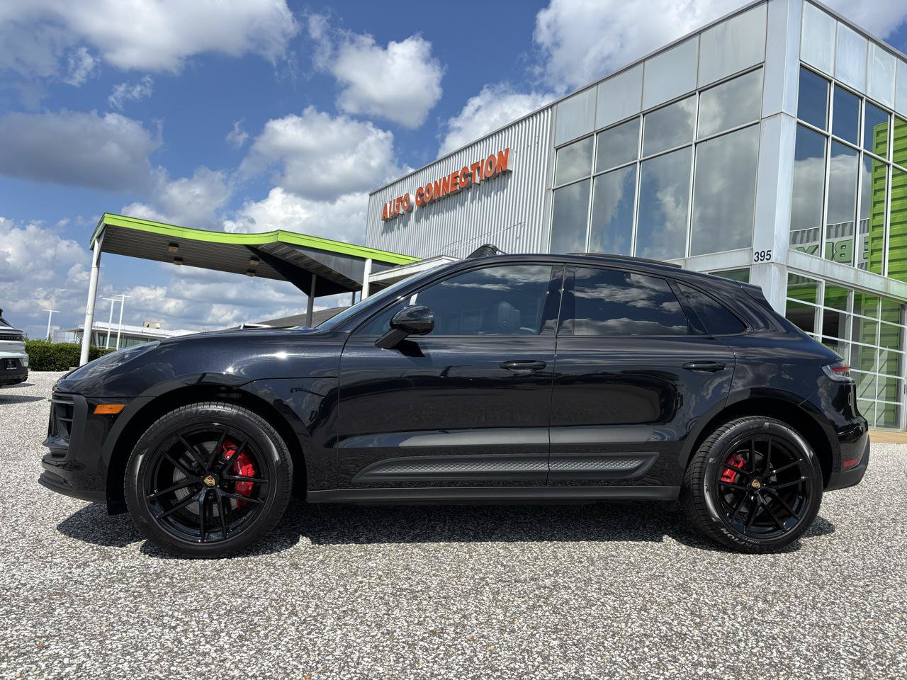 Used 2023 Porsche Macan S AWD/4WD image 2