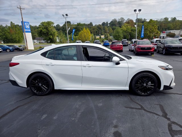 Used 2025 Toyota Camry SE FWD image 9