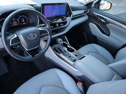 Used 2024 Toyota Highlander Limited image 9
