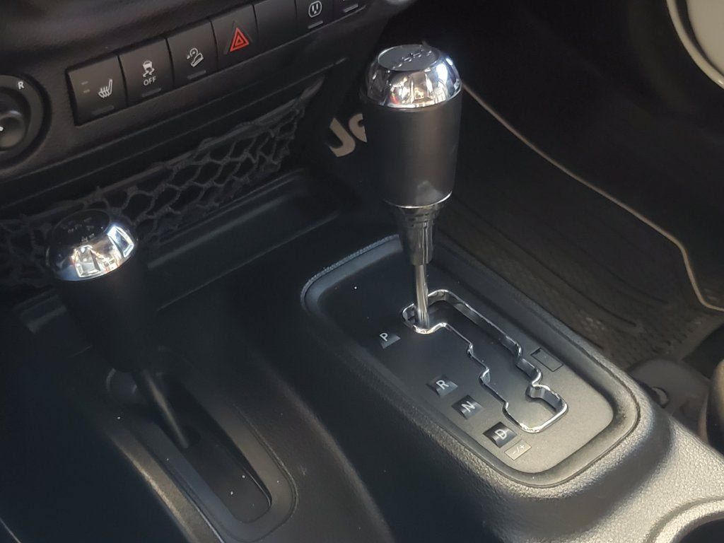 Used 2018 Jeep Wrangler Unlimited Sahara AWD/4WD image 17