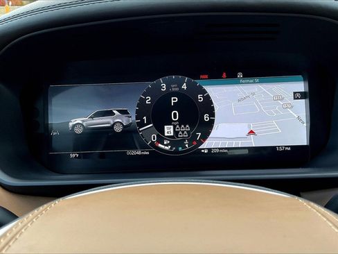 Used 2024 Land Rover Discovery Metropolitan Edition image 13