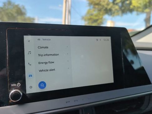 Used 2025 Toyota Prius LE FWD image 17