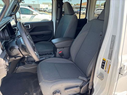 Used 2025 Jeep Wrangler Unlimited Sahara AWD/4WD image 35