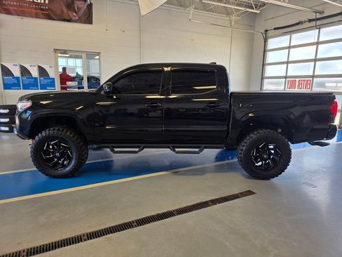 Used 2022 Toyota Tacoma SR AWD/4WD image 2