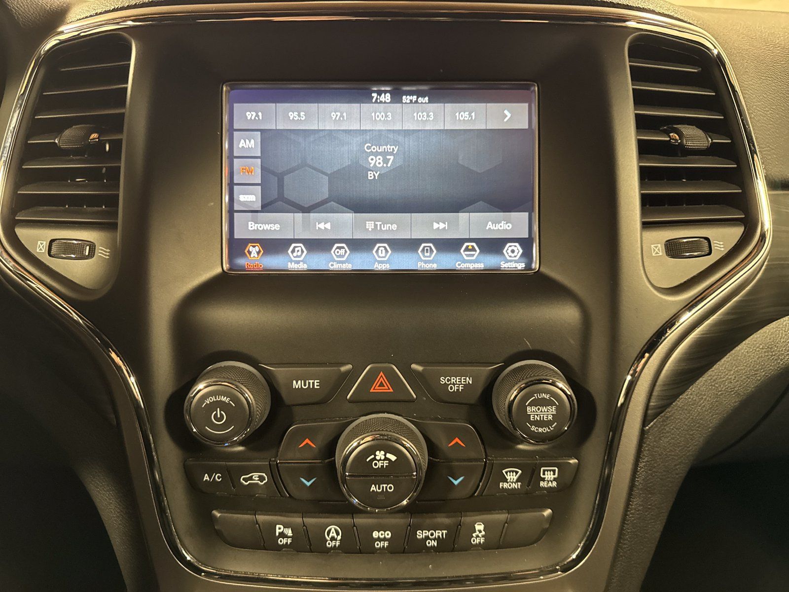Used 2020 Jeep Grand Cherokee Laredo AWD/4WD image 17