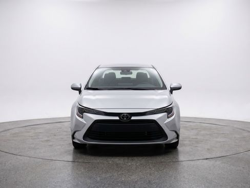 Used 2025 Toyota Corolla LE FWD image 2