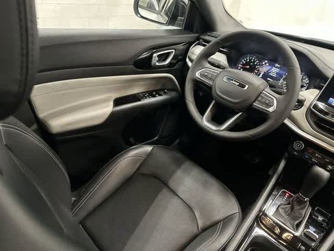 Used 2025 Jeep Compass Limited image 12