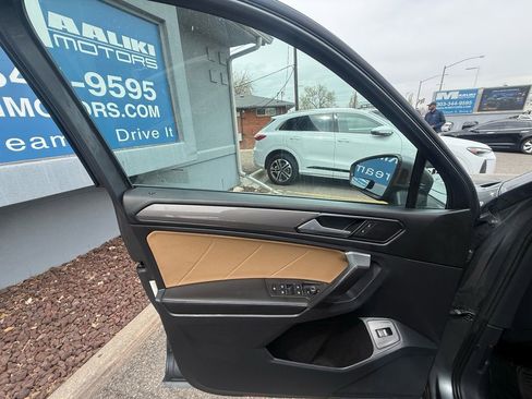 Used 2022 Volkswagen Tiguan SE w/ Panoramic Sunroof Package image 28