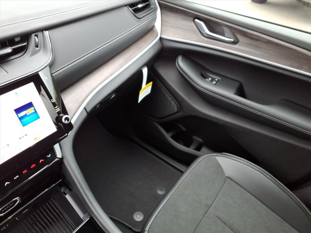 New 2027 Jeep Grand Cherokee Altitude AWD/4WD image 34
