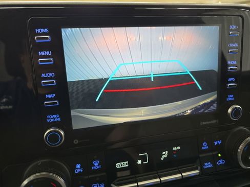 Used 2020 Toyota Highlander L AWD/4WD image 23