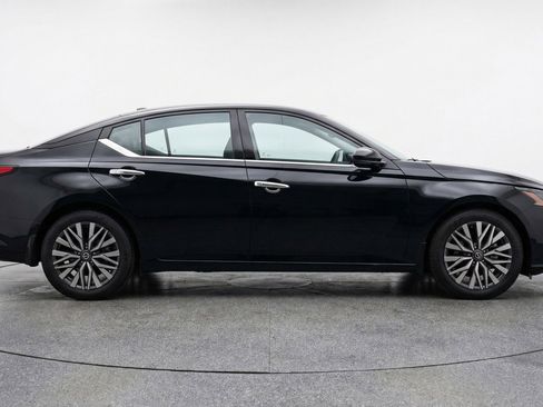 Used 2025 Nissan Altima 2.5 SV FWD image 11