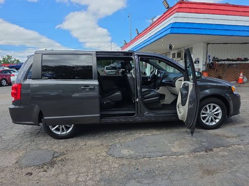 Used 2018 Dodge Grand Caravan SXT FWD image 31