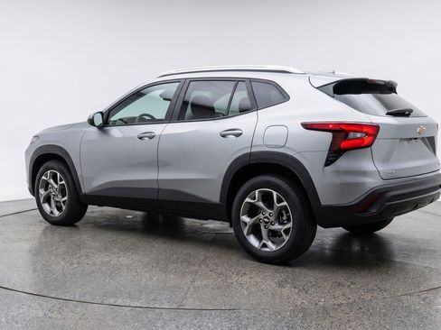 Used 2025 Chevrolet Trax LT FWD image 6