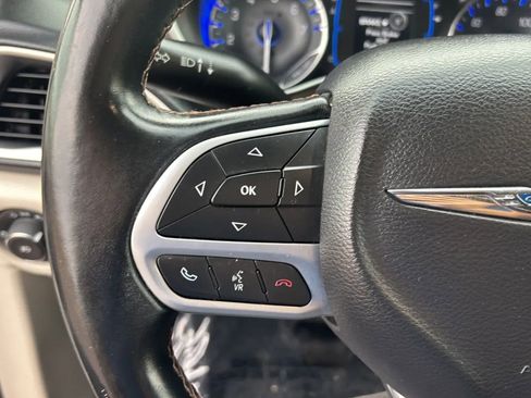 Used 2017 Chrysler Pacifica Touring-L FWD image 19