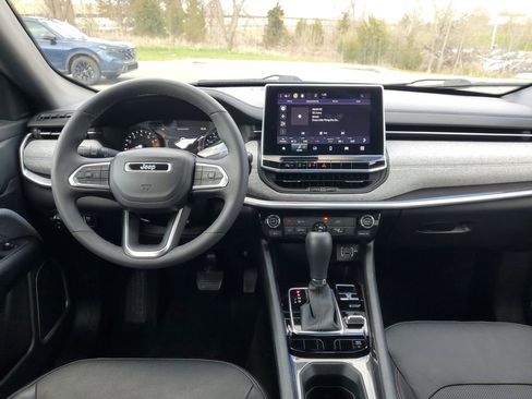 Used 2023 Jeep Compass Latitude image 14