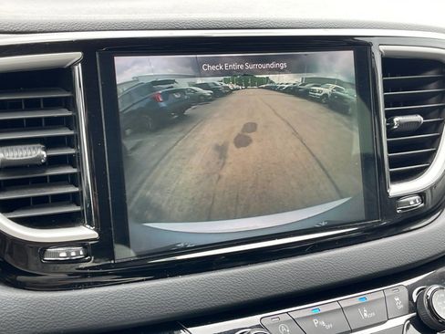 Used 2023 Chrysler Pacifica Touring-L FWD image 21
