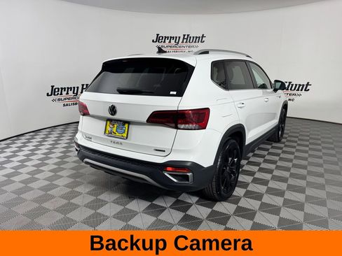 Used 2022 Volkswagen Taos SE w/ Panoramic Sunroof Package image 7