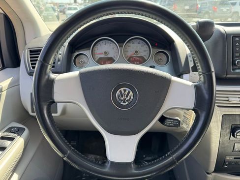 Used 2010 Volkswagen Routan SEL FWD image 27