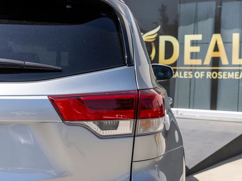 Used 2018 Toyota Highlander XLE FWD image 11