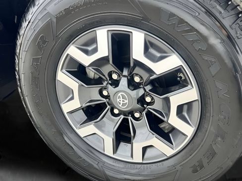 Used 2021 Toyota Tacoma TRD Off-Road w/ TRD Premium Off Road Package AWD/4WD image 18