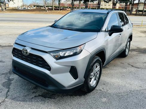 Used 2021 Toyota RAV4 LE image 2
