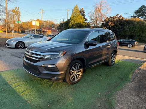 Used 2018 Honda Pilot Touring image 10