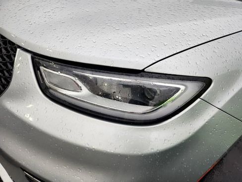 Used 2024 Chrysler Pacifica Touring-L image 24