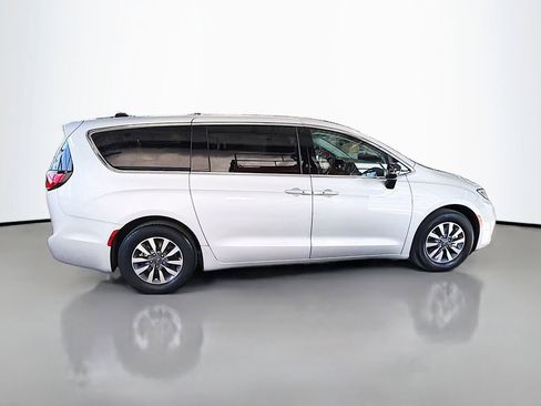 Used 2024 Chrysler Pacifica Limited FWD image 10