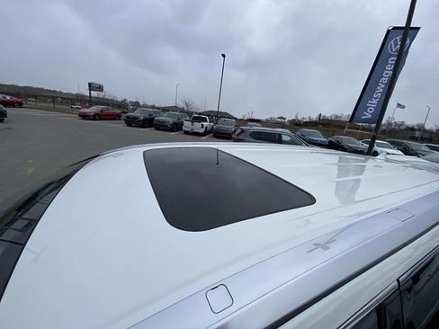 Used 2017 Toyota Highlander XLE image 3