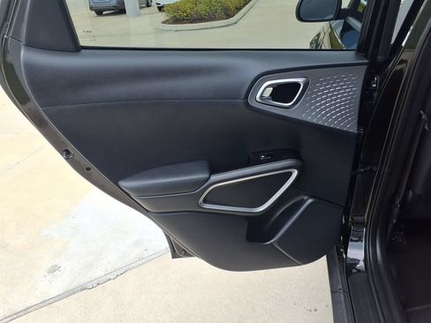 Used 2025 Kia Soul LX w/ LX Technology Package FWD image 16