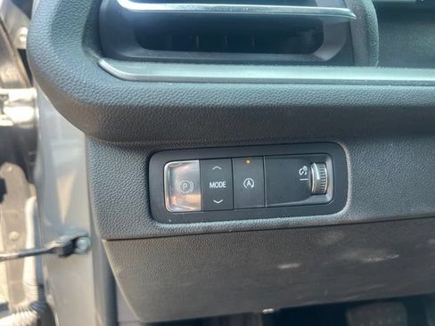 Used 2025 Chevrolet Traverse LT FWD image 24
