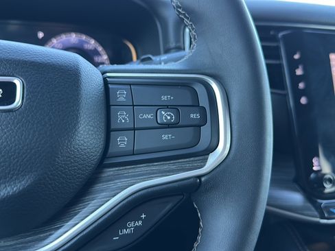 Used 2024 Jeep Wagoneer Series II w/ Flexible Seating Group image 29