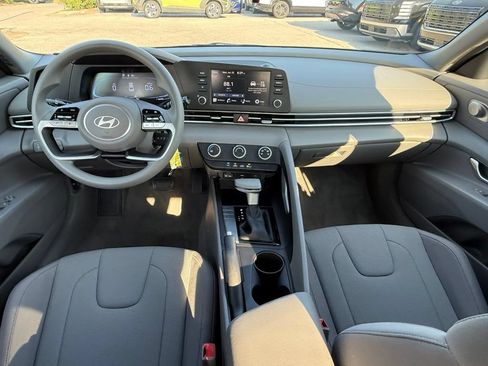 Certified 2025 Hyundai Elantra SE FWD image 26