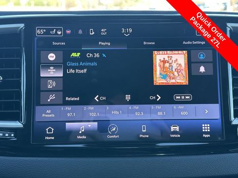 Used 2024 Chrysler Pacifica Touring-L image 3