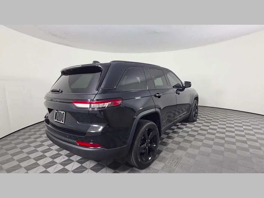 Used 2023 Jeep Grand Cherokee Altitude AWD/4WD image 5