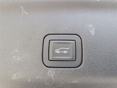 Used 2024 Chevrolet Suburban Z71 image 15