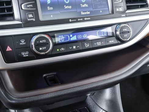 Used 2018 Toyota Highlander Limited Platinum FWD image 18