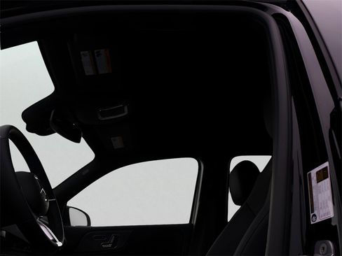 New 2025 Mercedes-Benz GLB 250 4MATIC image 39