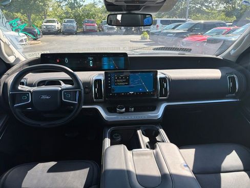 Used 2025 Ford Expedition Platinum AWD/4WD image 7