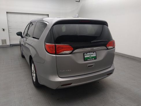Used 2017 Chrysler Pacifica Touring FWD image 6