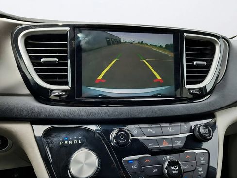 Used 2024 Chrysler Pacifica Touring-L FWD image 16