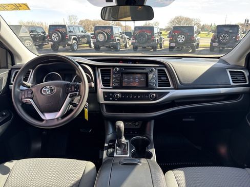 Used 2019 Toyota Highlander LE image 30